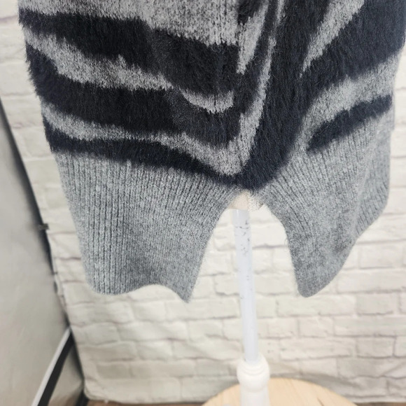 TWINE AND STRING Zebra Print Fuzzy Sweater GREY AND BLACK Oversized Medium - Picture 6 of 12